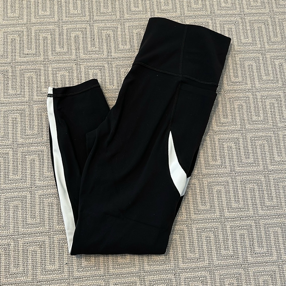 Athleta SZ M Salutation Stash 7/8 legging in Black and White